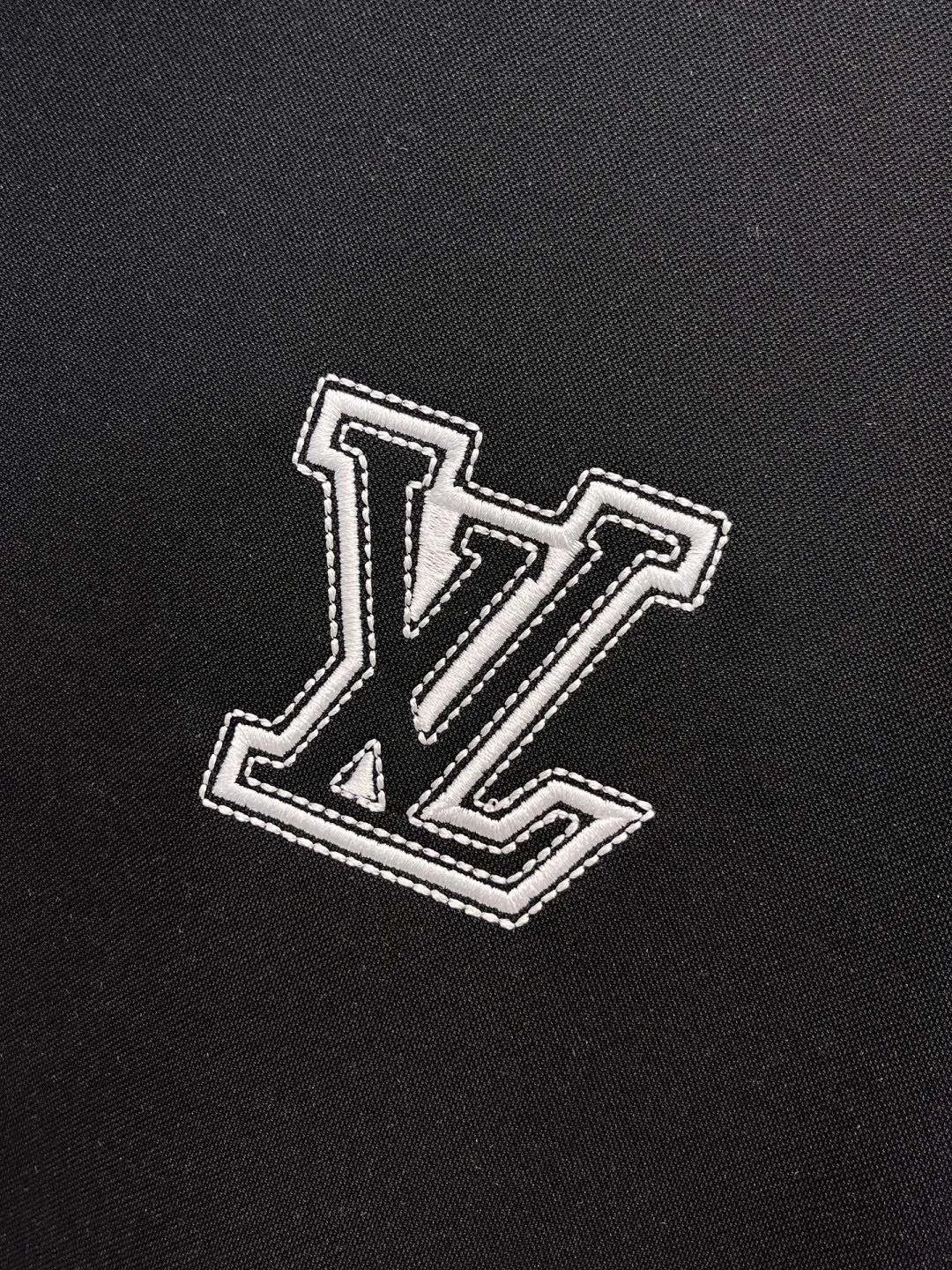 🅿️720 [LV Louis Vuitton] hot-selling suit is coming. Focus on the original version of the official website. 2025 new hot-selling cardigan and sweatshirt suit. The original order is the best. 🇭🇰The meticulous work of top designers. It has a fitting and perfect upper body effect. All-natural high-quality Tencel Roman cotton 100%, close-fitting comfort, noble and elegant! Original hardware embodies elegance and nobility! Counter size: M-3XL (maximum wear up to 190 pounds)